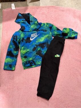 Boys Nike Blue, Green & Black Camo Hoodie joggers Set sz 2t